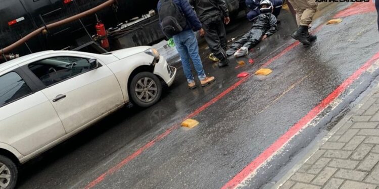 Candeias: Batida entre carro e moto, deixa homem ferido