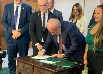 Presidente assina projeto de lei para viabilizar piso nacional da enfermagem