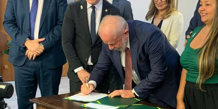 Presidente assina projeto de lei para viabilizar piso nacional da enfermagem