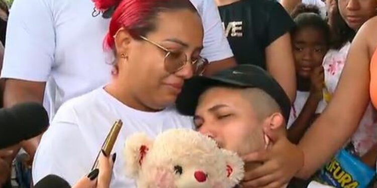 “Arrancaram o meu coração”, diz mãe que perdeu filha de 9 anos durante em tiroteio  no Rio
