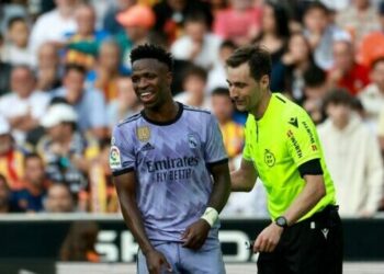 Federação espanhola retira expulsão de Vini Jr. e aplica multa ao Valencia