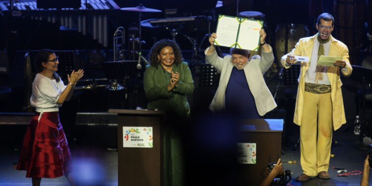 Na Bahia, Lula assina decreto que regulamenta a Lei Paulo Gustavo