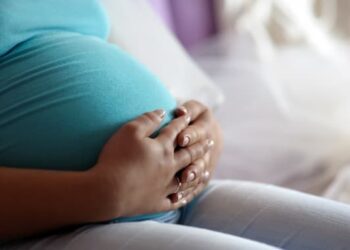 Mais de 1,3 mil adolescentes com menos de 14 anos se tornaram mães na Bahia no último ano