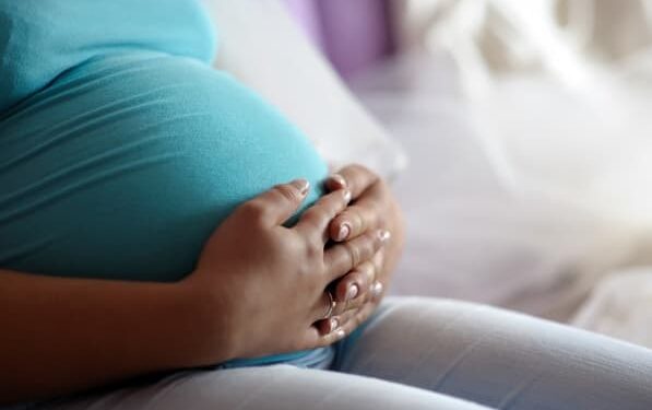 Mais de 1,3 mil adolescentes com menos de 14 anos se tornaram mães na Bahia no último ano