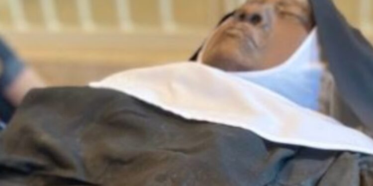 Sem mostrar sinais de decomposição, corpo de freira que faleceu em 2019 atrai visitantes