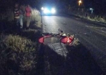 Batida entre moto e carreta deixa uma pessoa morta