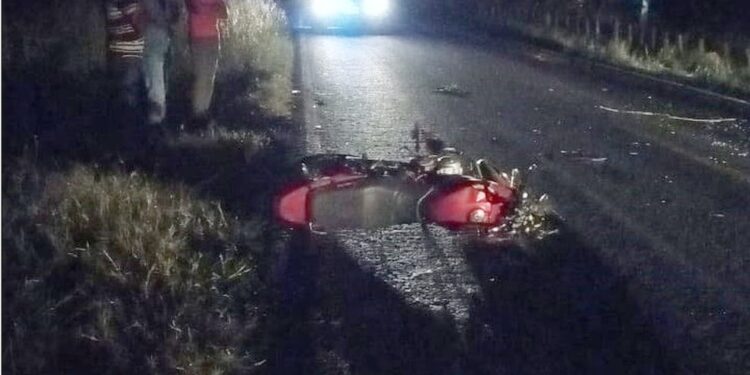 Batida entre moto e carreta deixa uma pessoa morta