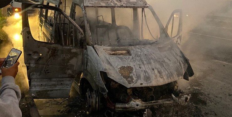 Van que transportava banda Lambasaia pega fogo em BR