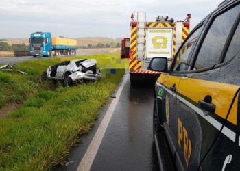 Criança de 10 anos morre em capotamento de carro