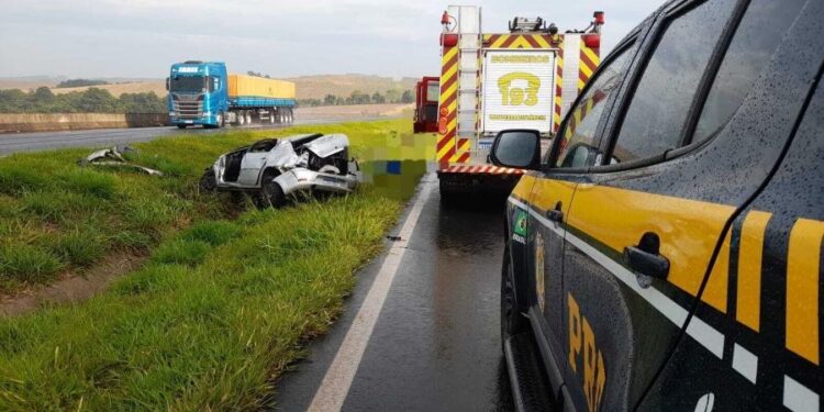 Criança de 10 anos morre em capotamento de carro