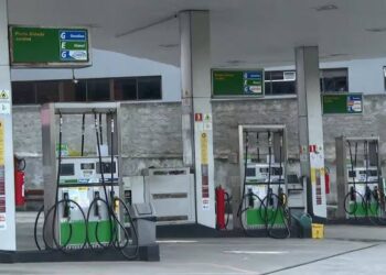 Após Petrobras reduzir preço da gasolina, Acelen diz que não haverá redução na Bahia