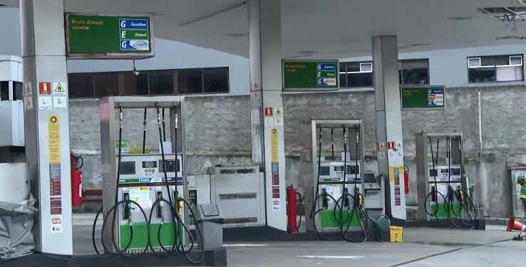 Após Petrobras reduzir preço da gasolina, Acelen diz que não haverá redução na Bahia