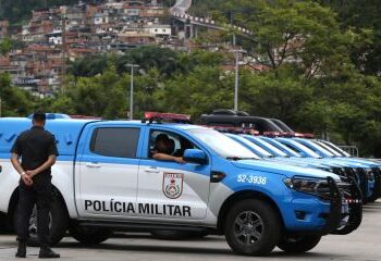 Três PMs são presos por estupro de jovem de 18 anos dentro de uma viatura