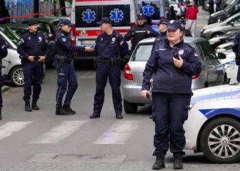 Menino abre fogo em escola e mata oito estudantes e um segurança