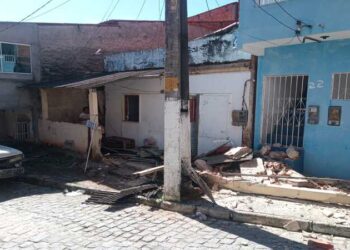 Madre de Deus: Carro atinge casa, e destrói uma parte com o impacto