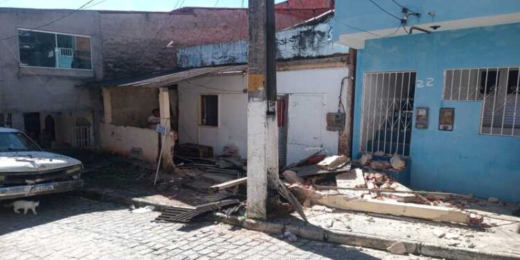 Madre de Deus: Carro atinge casa, e destrói uma parte com o impacto