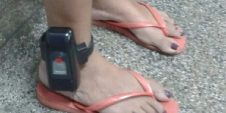 Madre de Deus: Mulher é presa em festa, usando tornozeleira eletrônica