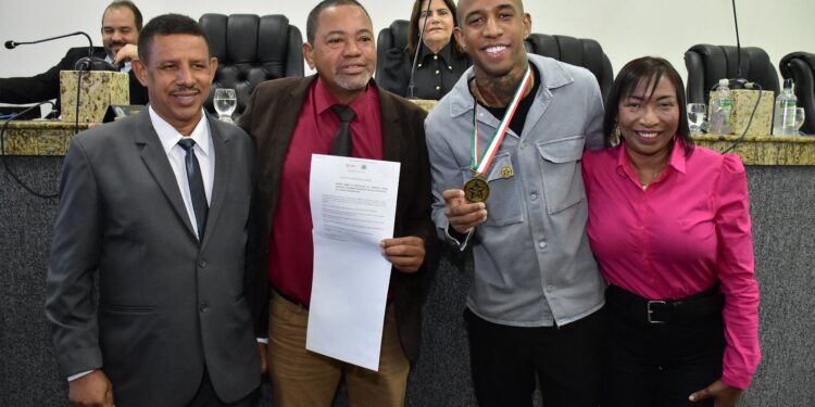 Talisca cria instituto e recebe homenagem em Feira de Santana