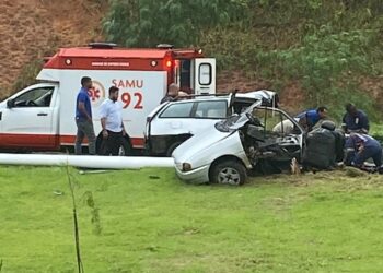 Salvador: Carro parte ao meio após, bater em poste em grave acidente