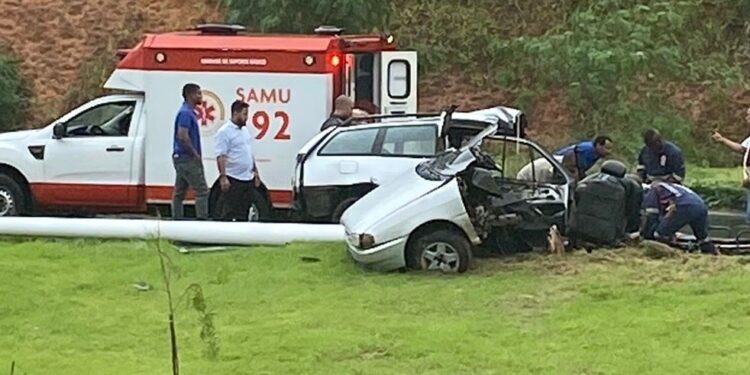 Salvador: Carro parte ao meio após, bater em poste em grave acidente