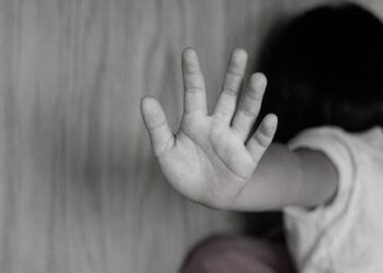 Madre de Deus: Pai grava vídeos agredindo e ameaçando o filho de 2 anos