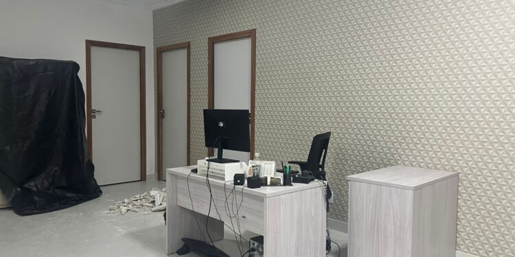 Candeias: Prefeitura informa que vazamento de água derrubou teto de gesso, das salas de 3 órgãos, atendimentos seguem suspensos