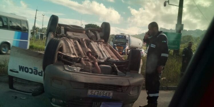 Acidente: Dois carros se chocaram na entrada de São Francisco do Conde