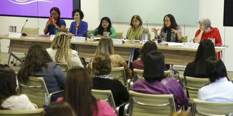 A cada 4 horas uma mulher é vítima de violência no Brasil