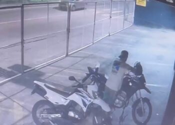 Salvador: Em menos de um minuto, homens furtam duas motos em estacionamento de academia