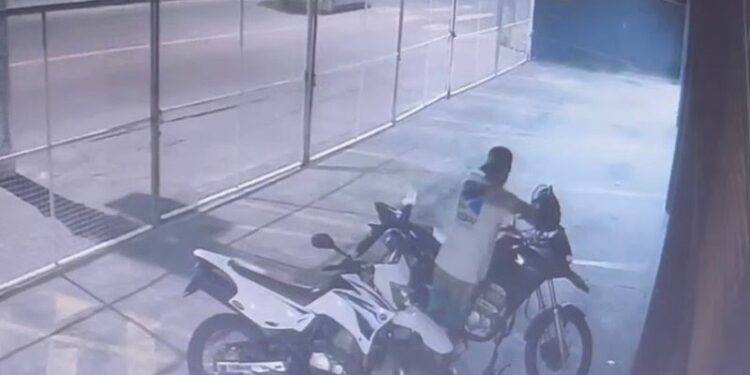 Salvador: Em menos de um minuto, homens furtam duas motos em estacionamento de academia