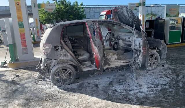 carro explode em posto de gasolina e deixa 3 pessoas feridas, uma delas em estado grave
