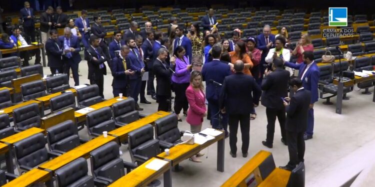 Câmara dos deputados aprova protocolo para coibir violência contra mulheres em bares, boates e shows