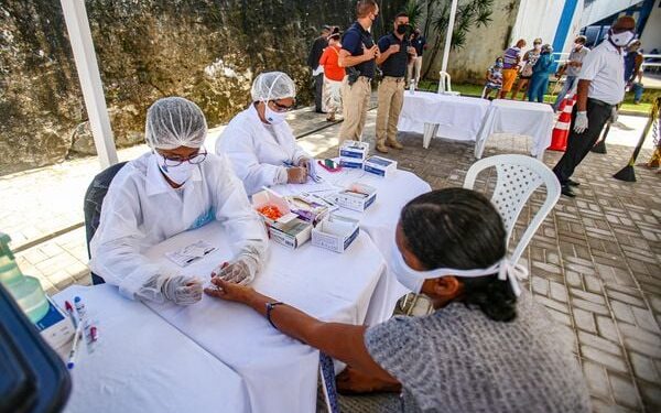 Taxa de positividade dos testes de covid-19 dobra em agosto