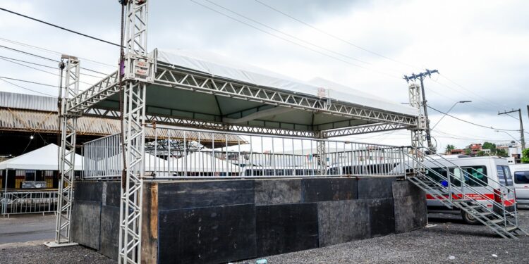 Candeias: Estrutura para desfile de 7 de setembro começa a ser montada