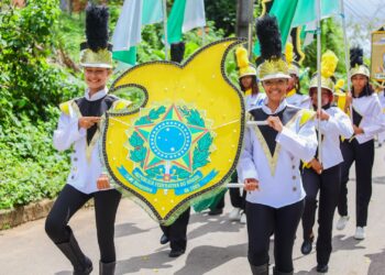 Candeias: População prestigia desfile cívico no distrito de Passé