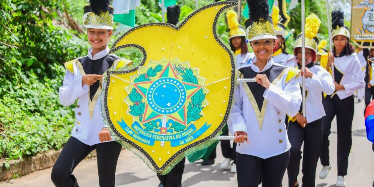 Candeias: População prestigia desfile cívico no distrito de Passé