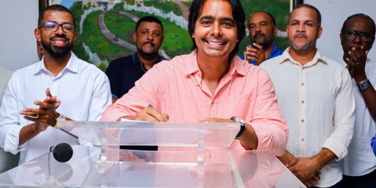 Candeias: Prefeito dá posse ao novo secretário da SESP e SEMAPP