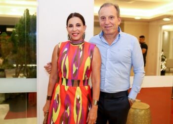 Corpos de bilionário e esposa foram encontrados pelo filho; cano de gás partido foi achado no local