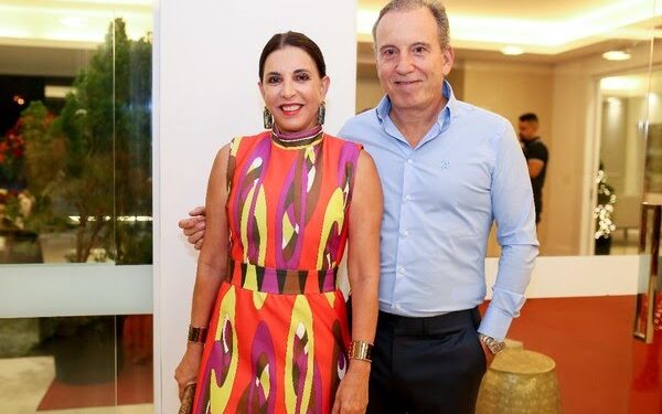 Corpos de bilionário e esposa foram encontrados pelo filho; cano de gás partido foi achado no local