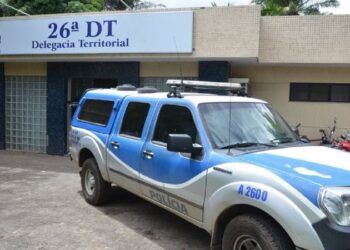 Camaçari: Mulher invade delegacia, ataca investigadora e esfaqueia policial civil