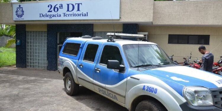 Camaçari: Mulher invade delegacia, ataca investigadora e esfaqueia policial civil