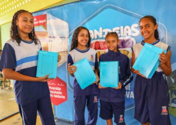Candeias: Prefeitura inicia entrega de tablets para alunos da Rede Municipal de Educação