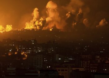 Conflito entre Israel e Hamas entra no 2º dia com novas explosões; mais de mil pessoas estão mortas
