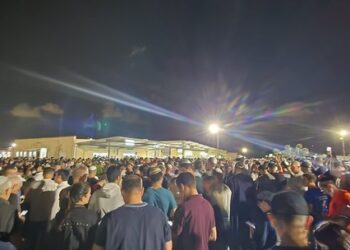 Funeral de brasileira morta em rave pelo Hamas reúne multidão em Israel