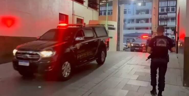 Quatro policiais civis são presos por escoltar e vender drogas a uma facção do Rio de Janeiro
