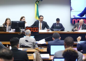 Comissão da Câmara aprova projeto para proibir casamento entre pessoas do mesmo sexo