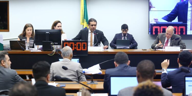 Comissão da Câmara aprova projeto para proibir casamento entre pessoas do mesmo sexo
