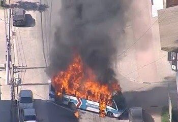 Rio de Janeiro: 35 ônibus e 1 trem são incendiados após sobrinho do miliciano Zinho ser morto pela polícia