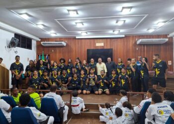 Madre de Deus: Prefeitura entrega material esportivo para atletas e professores