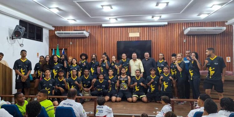 Madre de Deus: Prefeitura entrega material esportivo para atletas e professores